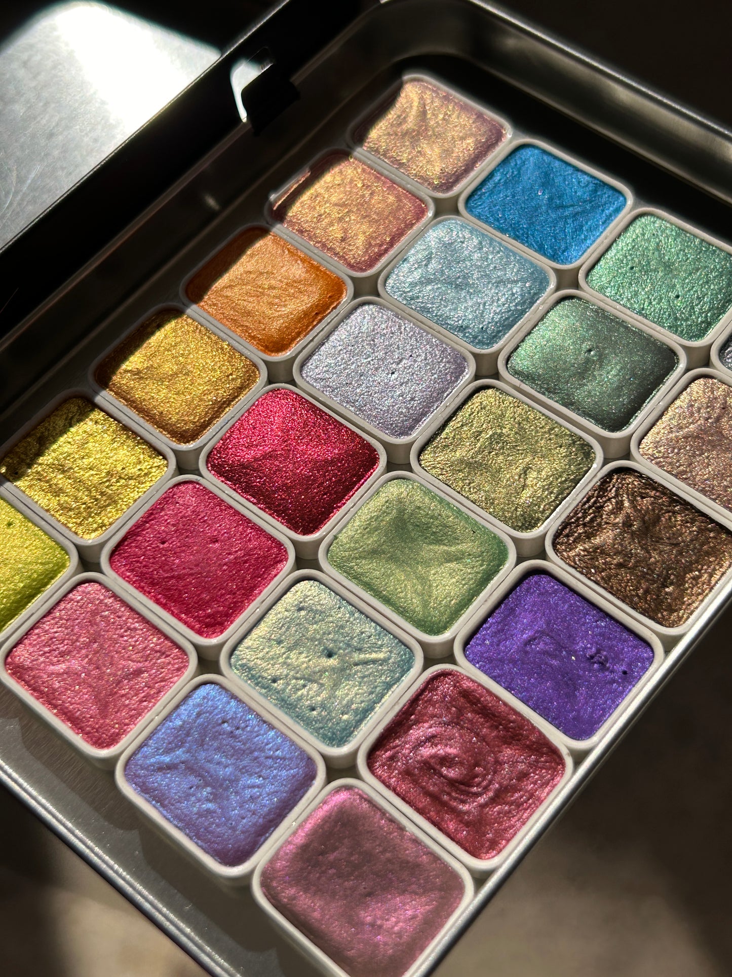 Grab box metallic shimmer micas watercolors - 24 shades in a tin box